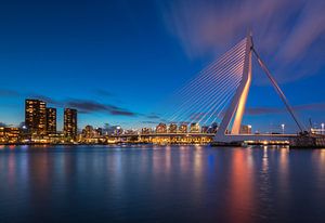 Oranje Erasmusbrug in het blauwe uur