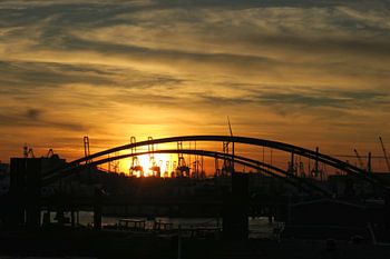 Sonnenuntergang über dem Hamburger Hafen