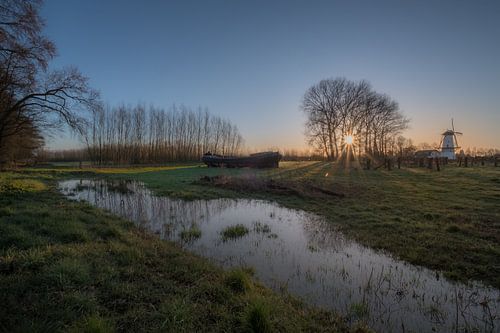 Mooie zonsopkomst bij molen De Vlinder: parel van de Betuwe