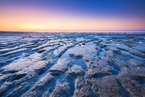 Zonsondergang boven de Waddenzee bij eb van Bas Meelker