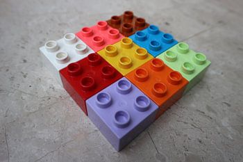 Neun (9) quadratische Spielklötze bunt (Drehung 2)