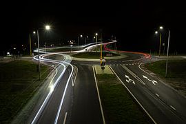 Lichtsporen bij de rotonde in Bovenkarspel van Rik Brussel