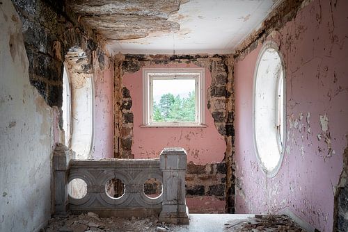Escalier rose abandonné.