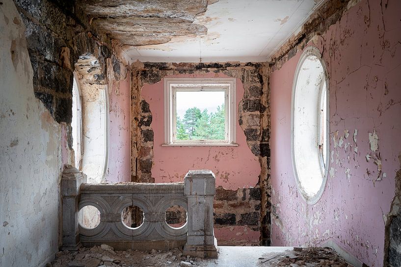 Verlassene Rosa Treppe. von Roman Robroek – Fotos verlassener Gebäude