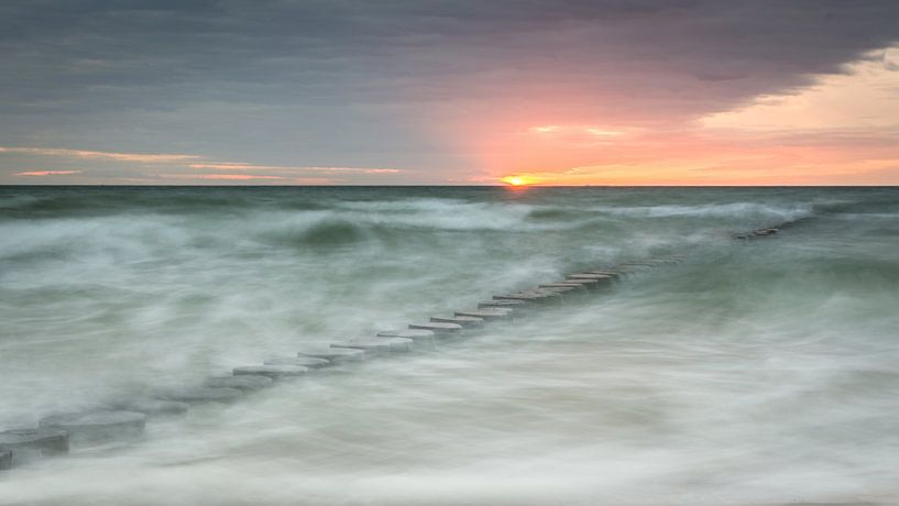 Sunset by the sea by Tobias Luxberg