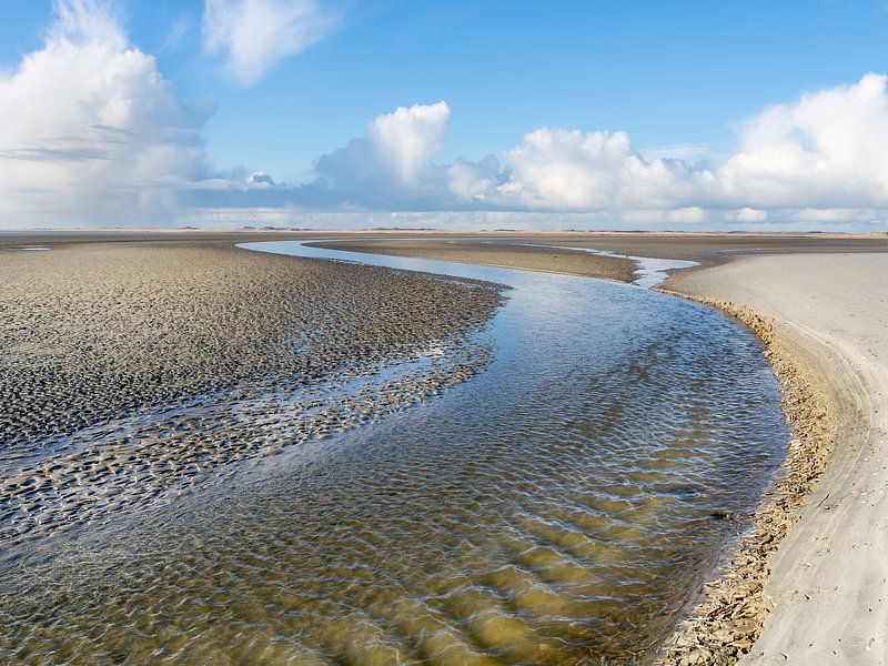Slenk door de drooggevallen Waddenzee bij Terschelling van Jan Huneman