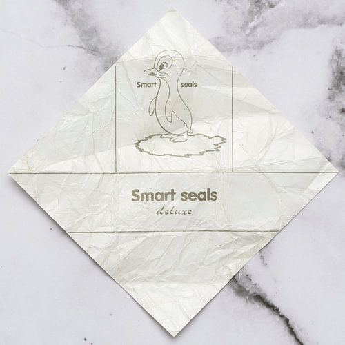 Gnome post smart Seal de luxe 1 on marble