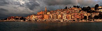 Stadtbild vom Hafen von Menton aus von Wim Schuurmans