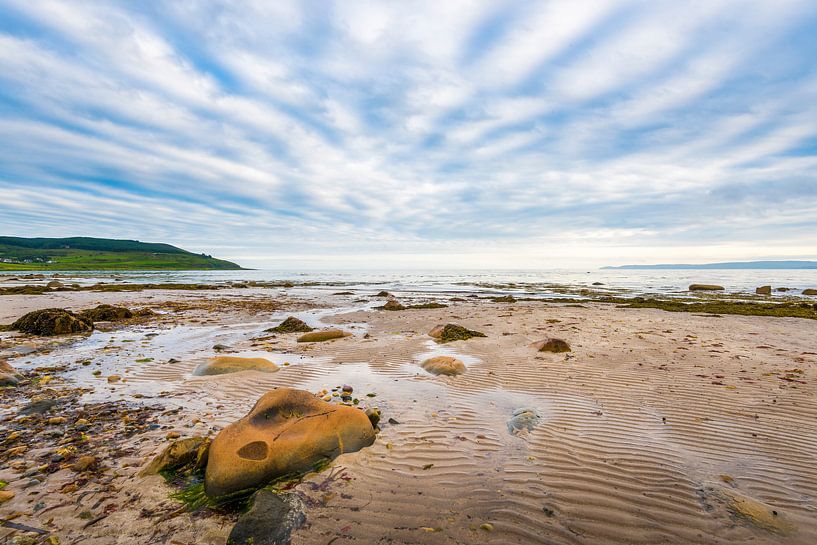 strand en lucht op Arran in Schotland van Rob IJsselstein