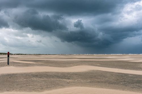 Pluie abondante sur la plage du phare de Texel