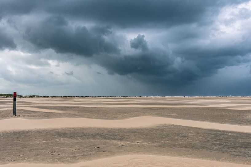 Zware regen op komst op het strand bij Texel's vuurtoren van Bep van Pelt- Verkuil
