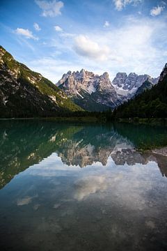 Italiaans meer met reflectie van de bergen | Dolomieten van Inge Pieck