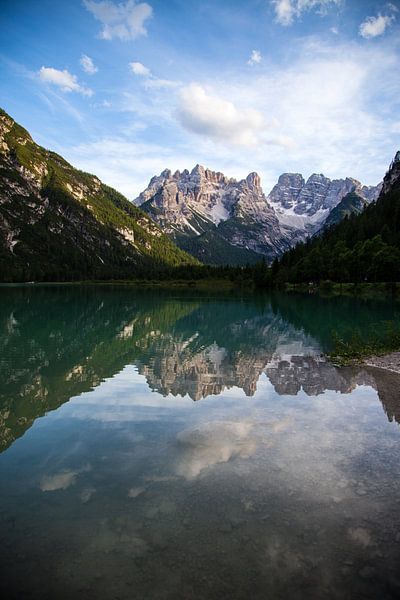 Italienischer See mit Spiegelung der Berge | Dolomiten von Inge Pieck