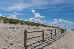 Strand und Dünen an einem schönen Sommertag