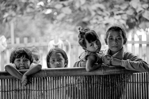 Kinderen op een van de Duizendeilanden boven Djakarta Indonesie