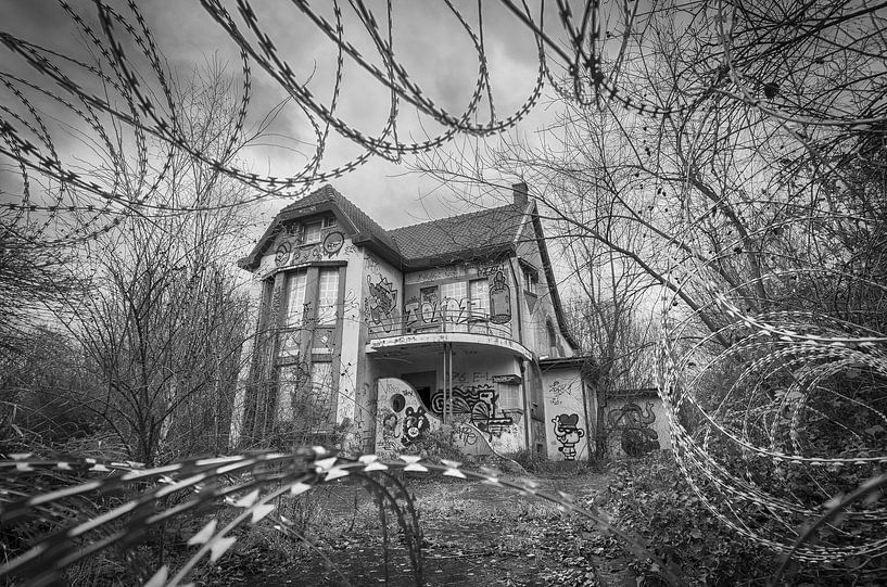 Abandoned villa by Mark Bolijn