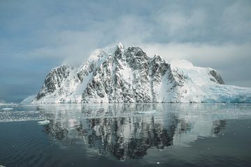 Ijsberg Antarctica van G. van Dijk