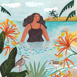 Une femme nage dans la mer