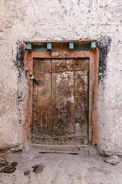 Houten deur van een traditionele woning in Nepal