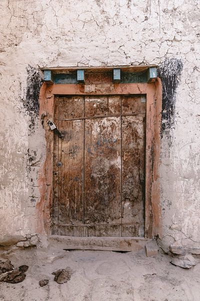 Holztür eines traditionellen Hauses in Nepal von Photolovers reisfotografie