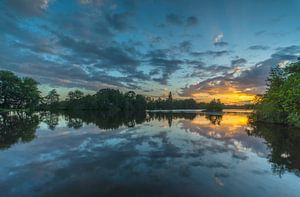 Landschap, zonsopkomst met weerspiegeling in het water. van Marcel Kerdijk