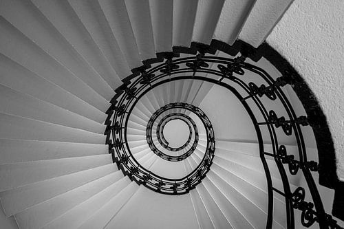 Architektonische Eleganz – Perspektiven im Treppenhaus