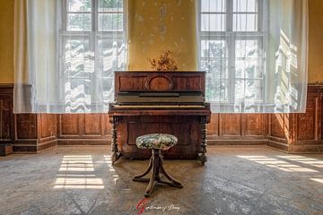 Abandoned piano by Gentleman of Decay