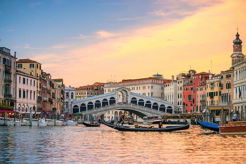 Canal Grande en Rialto bij zonsondergang, Venetië, Italië