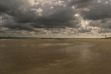 Wolken boven strand bij Nieuwvliet von Edwin van Amstel