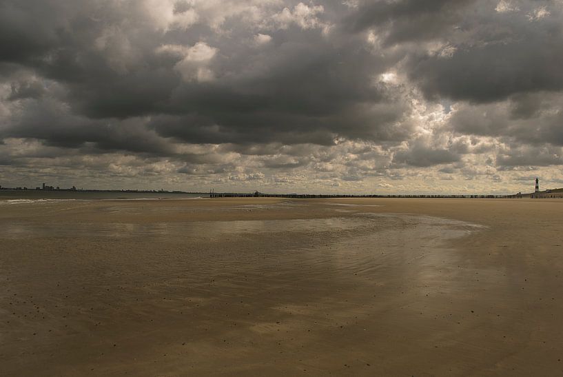 Wolken boven strand bij Nieuwvliet van Edwin van Amstel