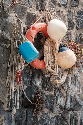 Bouée de sauvetage, bouées et cordages dans le port de Marina di Corricella, Procida sur Melissa Peltenburg