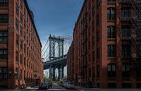 New York - uitzicht op Manhattan Bridge van Toon van den Einde thumbnail