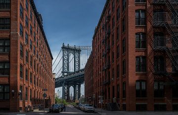New York - uitzicht op Manhattan Bridge van Toon van den Einde