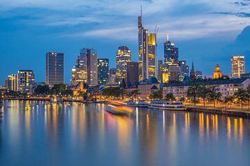Frankfurt am Main bei Nacht kurz nach Sonnenuntergang von 77pixels
