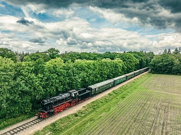 Stoomtrein locomotief rijdt door het landschap van Sjoerd van der Wal
