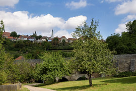 Uitzicht op een oud stenen viaduct en de stad Rothenburg ob der Tauber van Andreas Freund