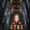 Lichtspel der Spiritualiteit - Sagrada Familia's Gebrandschilderd Raam van Femke Ketelaar