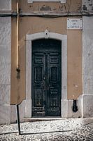 Voordeur van gebouw in Lissabon, Portugal