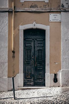 Voordeur van gebouw in Lissabon, Portugal van Bart Clercx
