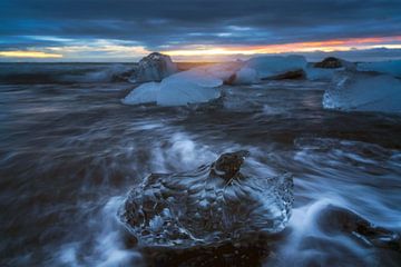 Mooie zonsopkomst bij Diamond Beach in IJsland van Roy Poots