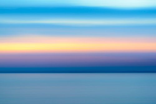 Abstracte zonsondergang boven de Vesteralen kust in Noord-Noorwegen