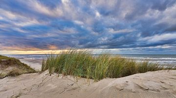 Zonsondergang met het duin en het strand