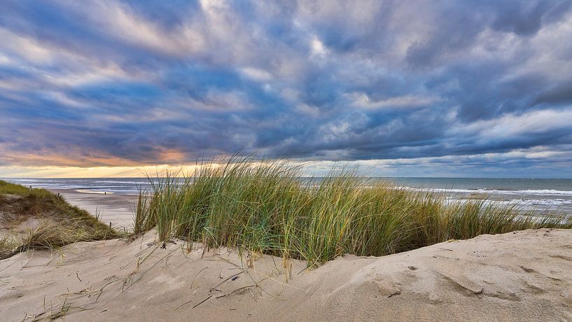 Zonsondergang met het duin en het strand van eric van der eijk