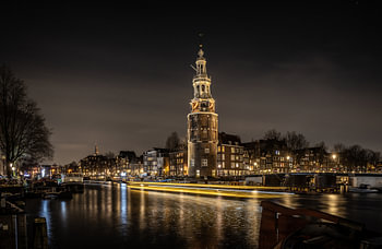 La Montelbaanstoren à Amsterdam de nuit