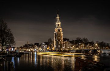 De montelbaanstoren in Amsterdam by Night van Mike Bot PhotographS