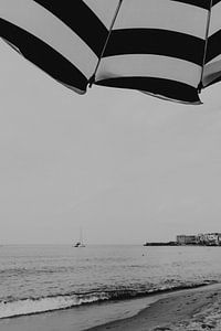 Het strand van Cefalu, Sicilië Italië van Manon Visser