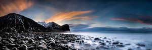 Landschaft in Norwegen am Meer zum Sonnenuntergang.