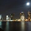 Rotterdam bij nacht van Rogier Vermeulen