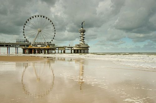 Dreigende wolkenlucht en reuzenrad