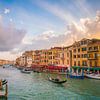 Canal Grande mit sonnenbeschienenen Wolken, Venedig, Italien von Aloke Design